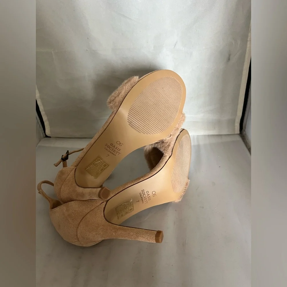 Oasis Society Plush Tan suede Heels 7